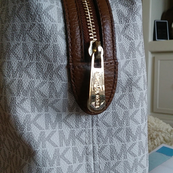 NWOT Authentic Michael Kors Signature Shoulderbag and Laptop Case - Picture 8 of 16